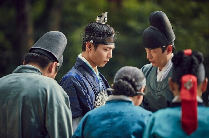 《云畫的月光》片場照集錦 “傲嬌王世子”樸寶劍呆萌又體貼【組圖】