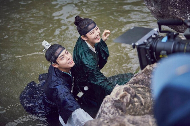 《云畫的月光》片場照集錦 “傲嬌王世子”樸寶劍呆萌又體貼【組圖】