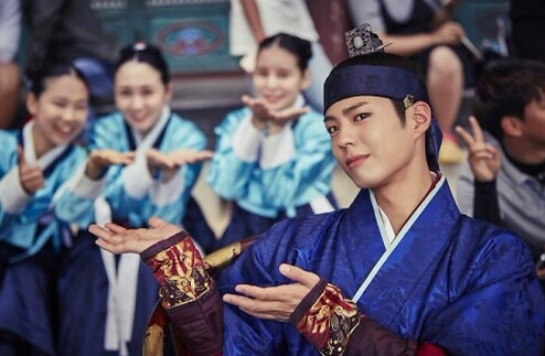 《云畫的月光》片場照集錦 “傲嬌王世子”樸寶劍呆萌又體貼【組圖】