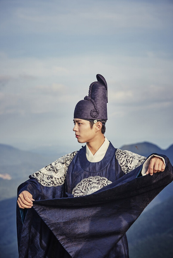 《云畫的月光》片場照集錦 “傲嬌王世子”樸寶劍呆萌又體貼【組圖】