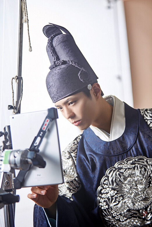 《云畫的月光》片場照集錦 “傲嬌王世子”樸寶劍呆萌又體貼【組圖】