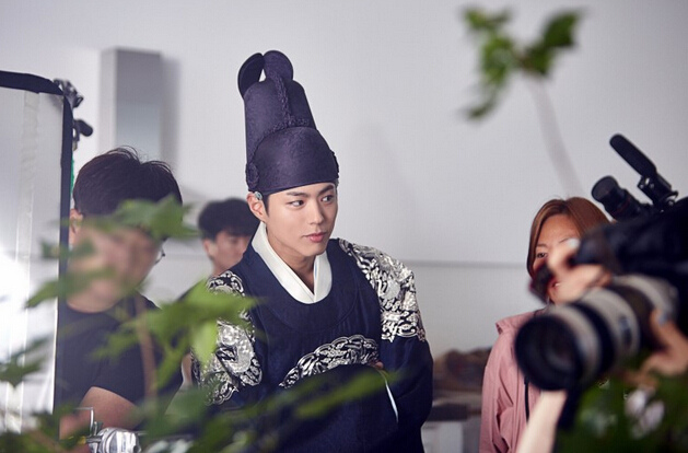 《云畫的月光》片場照集錦 “傲嬌王世子”樸寶劍呆萌又體貼【組圖】