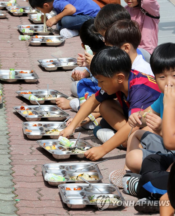 韓國慶州再發余震 小學師生在操場吃午飯(組圖)