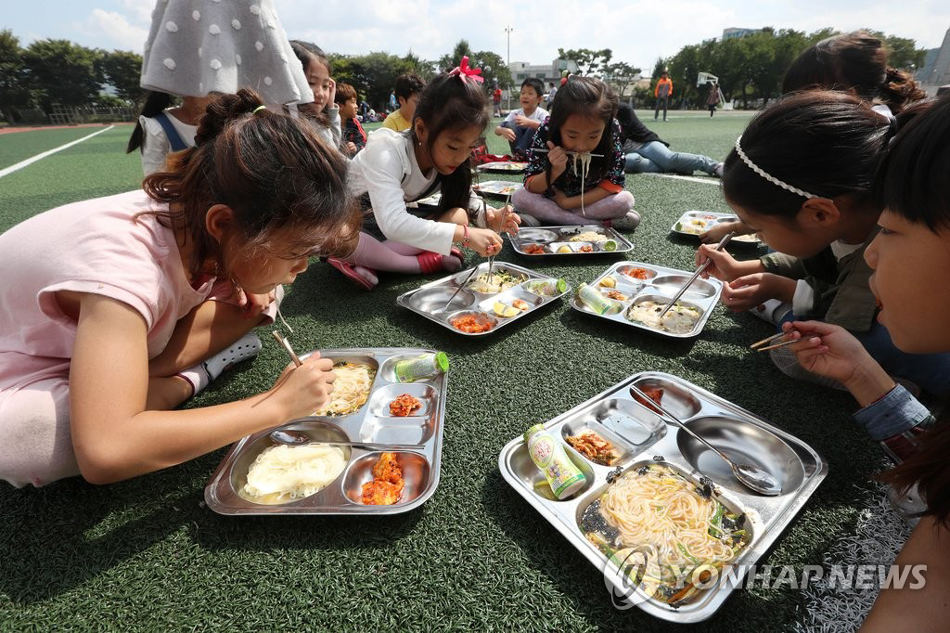 韓國慶州再發余震 小學師生在操場吃午飯(組圖)