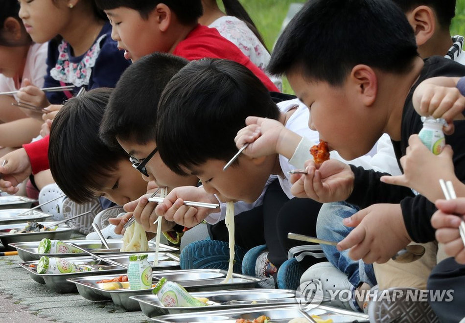 韓國慶州再發余震 小學師生在操場吃午飯(組圖)
