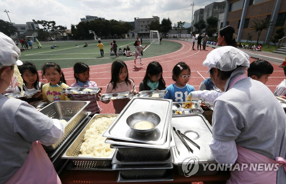 韓國慶州再發余震 小學師生在操場吃午飯(組圖)