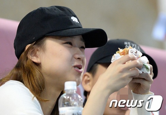 韓國“藝體精靈”孫妍在觀看棒球賽 吃漢堡模樣可人【組圖】