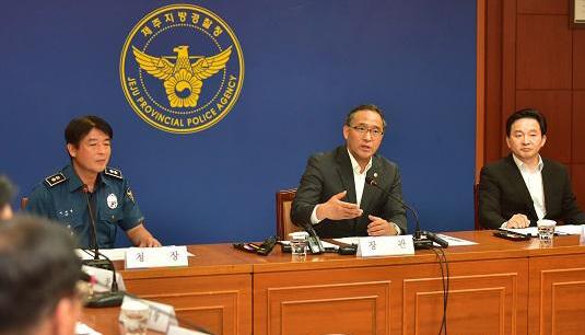 韓國行政自治部長官洪允植（音）在會上發表意見。（網頁截圖）