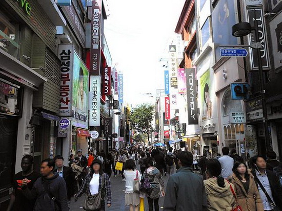首爾明洞購物街一景。
