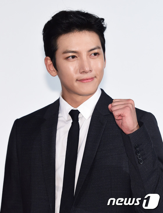 《THE K2》舉行播前試映會  池昌旭允兒比“V”自拍配一臉【組圖】