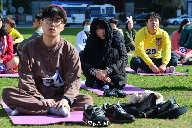 大學新生裝死大賽笑翻全場 韓國發呆比賽被指“奇葩”【組圖】