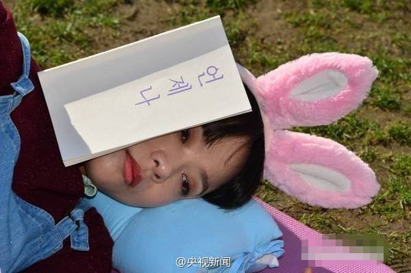 大學新生裝死大賽笑翻全場 韓國發呆比賽被指“奇葩”【組圖】