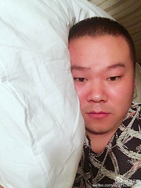 岳云鵬深夜曬自拍。