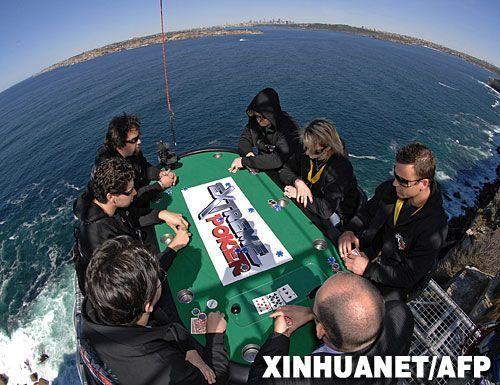 傅園慧野外吃蛇稱“很酷” 有人還熱衷這些極限挑戰【組圖】