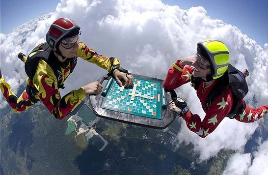 傅園慧野外吃蛇稱“很酷” 有人還熱衷這些極限挑戰【組圖】