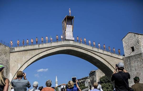 傅園慧野外吃蛇稱“很酷” 有人還熱衷這些極限挑戰【組圖】