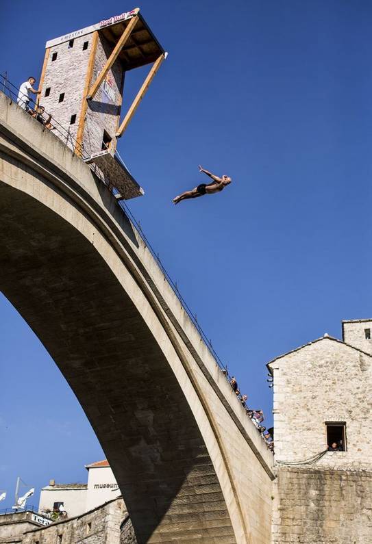 傅園慧野外吃蛇稱“很酷” 有人還熱衷這些極限挑戰【組圖】