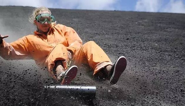 傅園慧野外吃蛇稱“很酷” 有人還熱衷這些極限挑戰【組圖】