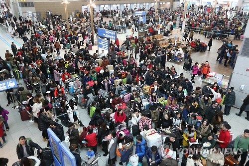 仁川機場出發大廳擠滿旅客。（資料圖來源：韓聯社）