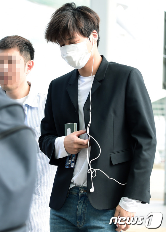 EXO全員現身機場飛杭州 張藝興口罩遮素顏伯賢穿著陽光【組圖】