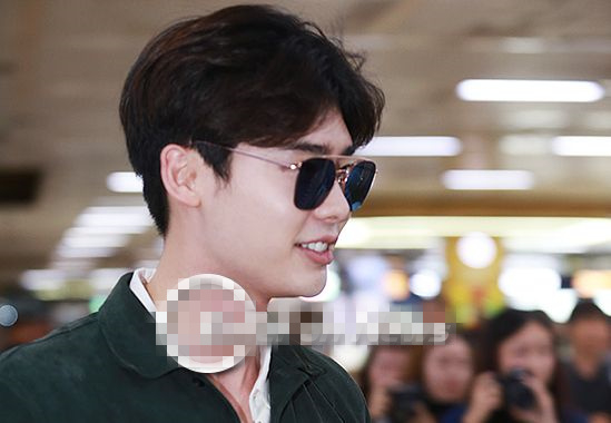 李鐘碩韓孝珠同現身機場《W-兩個世界》后再同框笑容滿滿【組圖】