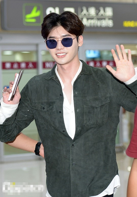 李鐘碩韓孝珠同現身機場《W-兩個世界》后再同框笑容滿滿【組圖】