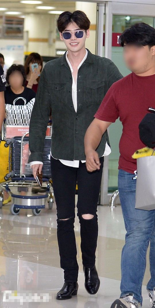 李鐘碩韓孝珠同現身機場《W-兩個世界》后再同框笑容滿滿【組圖】