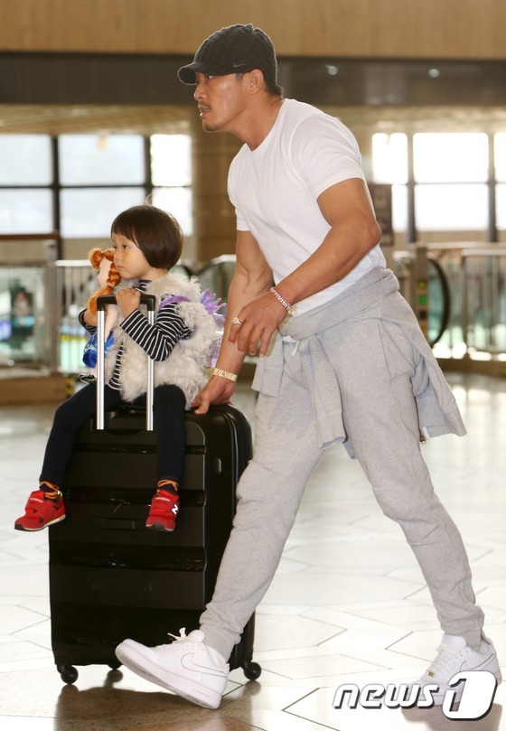 岳云鵬女兒正面照 李小璐李英愛金喜善宋一國等明星家的萌娃盤點【組圖】