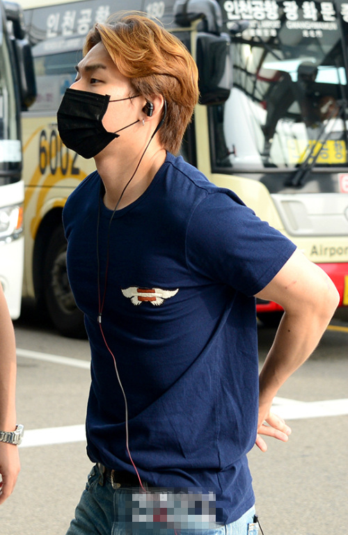 Bigbang太陽大成現身機場 黑衣顯低調【組圖】