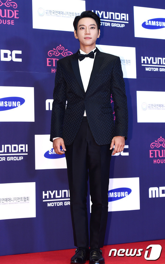 宋仲基成三冠王“感謝宋慧喬” 惠利金智媛黃致列齊亮相APAN紅毯 【組圖】