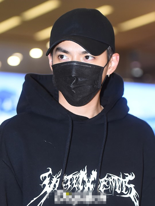 吳亦凡退出EXO后現身韓國機場 全黑裝扮霸氣十足【組圖】