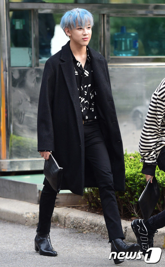 GOT7亮相“上班路”王嘉爾金發搶眼 A pink孫娜恩休閑裝亮相【組圖】