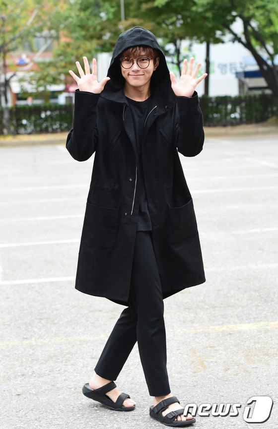 GOT7亮相“上班路”王嘉爾金發搶眼 A pink孫娜恩休閑裝亮相【組圖】