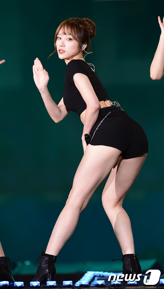 EXO全員登臺張藝興藍衣酷炫 少女時代允兒亮相“DMC文化節”【組圖】