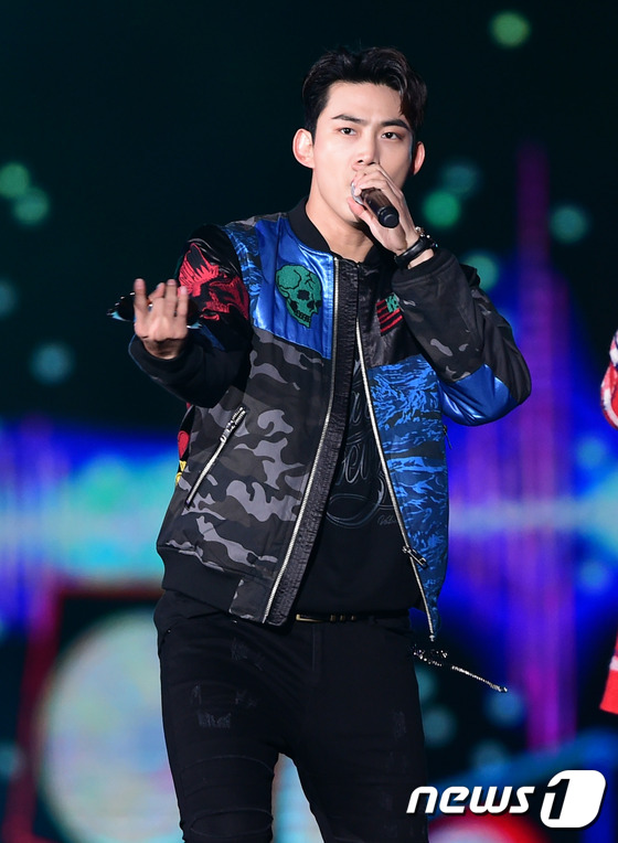 EXO全員登臺張藝興藍衣酷炫 少女時代允兒亮相“DMC文化節”【組圖】