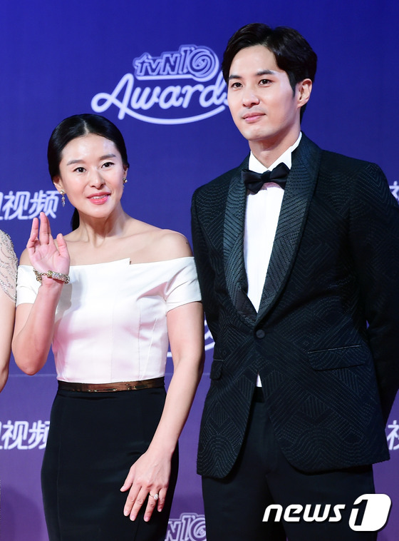 “tvN十周年頒獎典禮”紅毯照匯總 《請回答》《又是吳海英》主演再聚首【組圖】