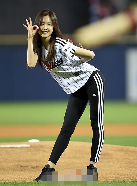 《灰姑娘與四騎士》孫娜恩現身棒球場 完美身材曲線驚艷全場【組圖】