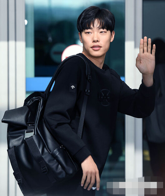 《請回答1988》柳俊烈現身機場飛倫敦 休閑黑衣青春時尚【組圖】