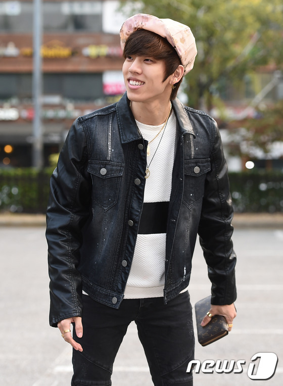 GOT7、APink、Infinite齊亮相“上班路” 王嘉爾比手指愛心萌萌噠【組圖】