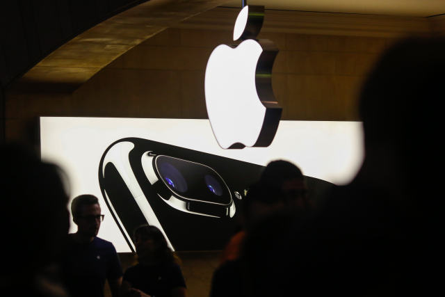 圖為2016年9月16日在美國紐約一家蘋果專賣店拍攝的iPhone 7 Plus廣告。（新華社記者李木子攝）