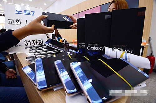 首爾江南區某SK電訊公司正在為顧客退換Note7。
