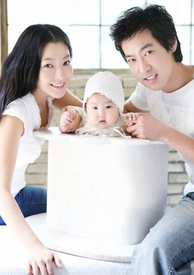 梅婷全家福曝光 宋仲基權志龍權相宇金喜善等韓星曬家庭照秀幸?！窘M圖】