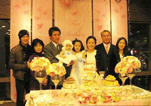 梅婷全家福曝光 宋仲基權志龍權相宇金喜善等韓星曬家庭照秀幸?！窘M圖】