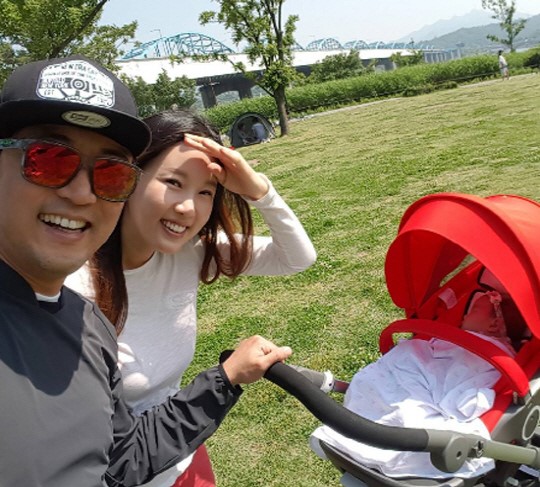 梅婷全家福曝光 宋仲基權志龍權相宇金喜善等韓星曬家庭照秀幸?！窘M圖】