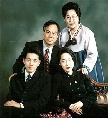 梅婷全家福曝光 宋仲基權志龍權相宇金喜善等韓星曬家庭照秀幸?！窘M圖】