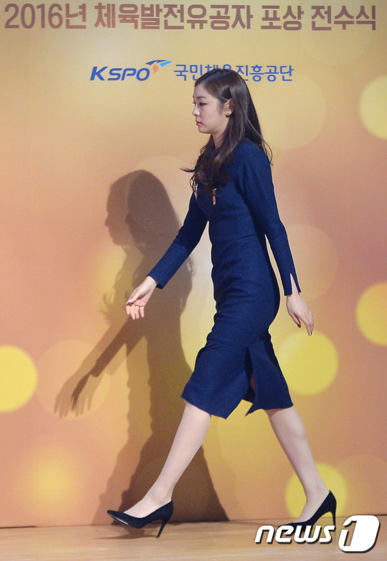 韓國“花滑女王”金妍兒獲頒體育勛章 藍裙現身優雅大方【組圖】