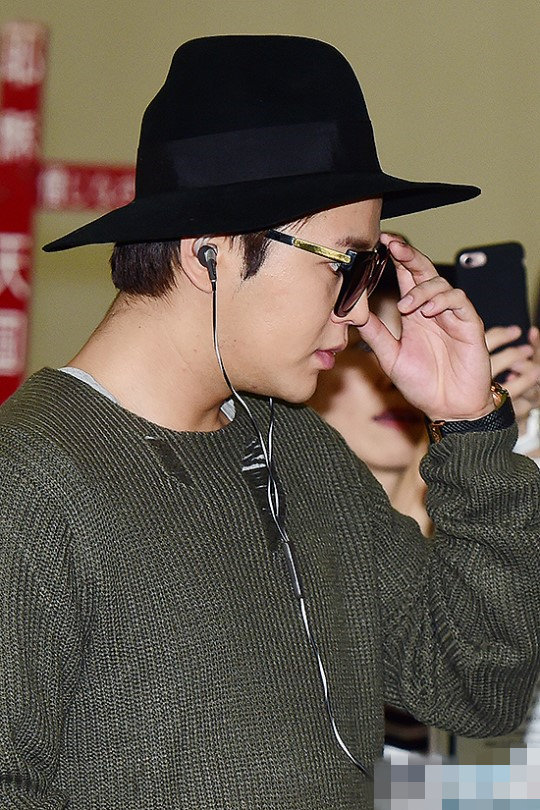 張根碩現身機場飛日本 打扮潮范臉瘦一圈【組圖】