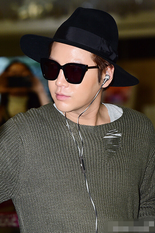 張根碩現身機場飛日本 打扮潮范臉瘦一圈【組圖】