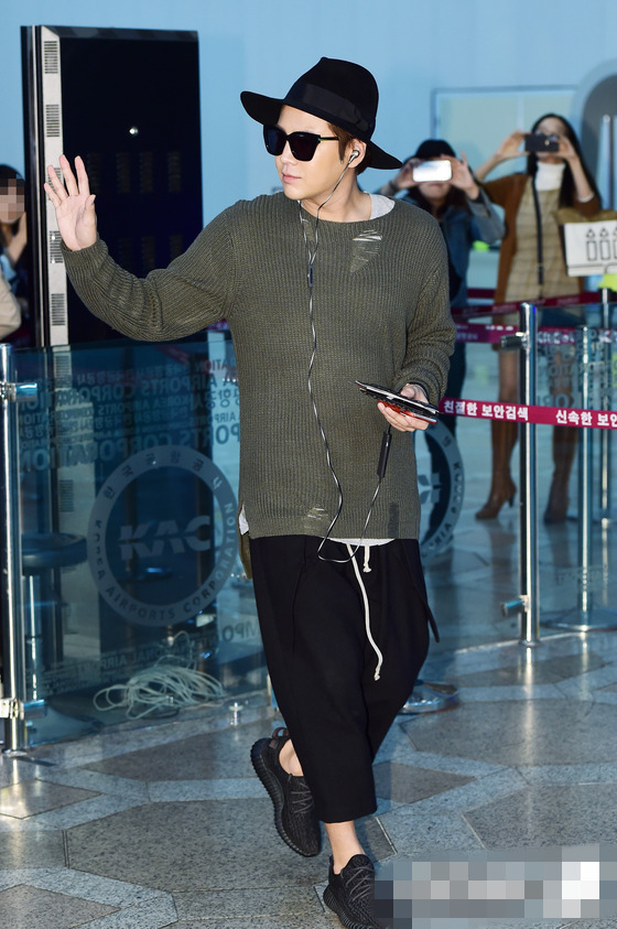 張根碩現身機場飛日本 打扮潮范臉瘦一圈【組圖】
