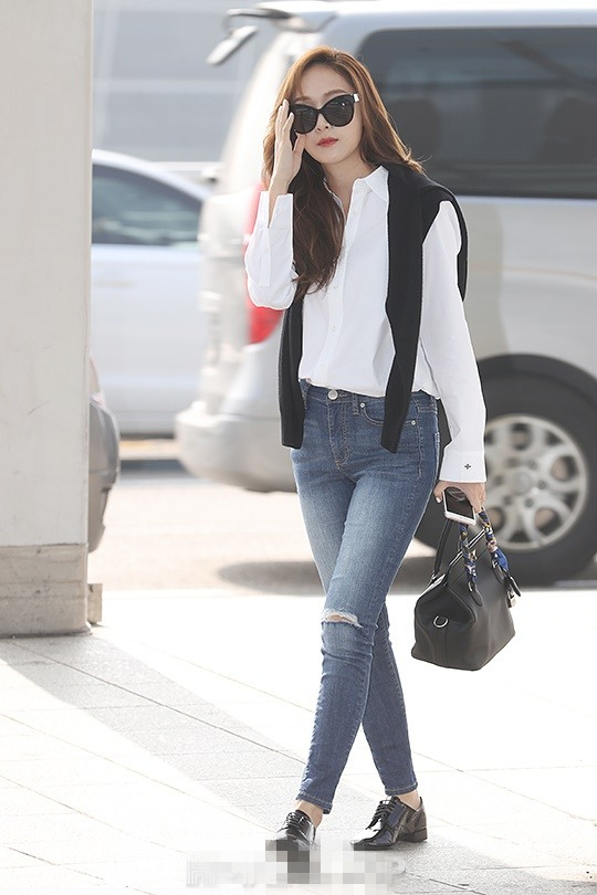 Jessica現身機場赴上海時裝周 白襯衣牛仔褲黑超遮面【組圖】